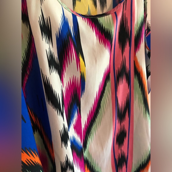 Flutterbye asymmetrical top - Picture 4 of 4